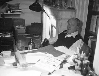 W.F. Hermans in zijn studeerkamer in Parijs, 1977 ( CC BY-SA 2.0 - wiki - Piet Schreuders)