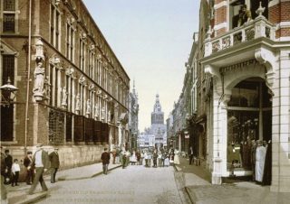 Het stadhuis van Nijmegen (links) rond 1900