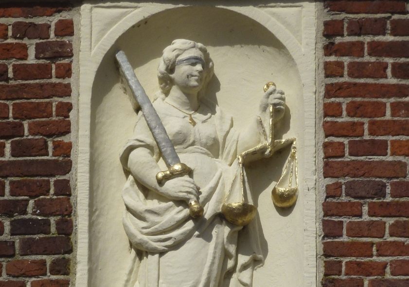Justitia reliëf, Reghthuys in Nieuwkoop (CC BY-SA 4.0 - Agaath - wiki)