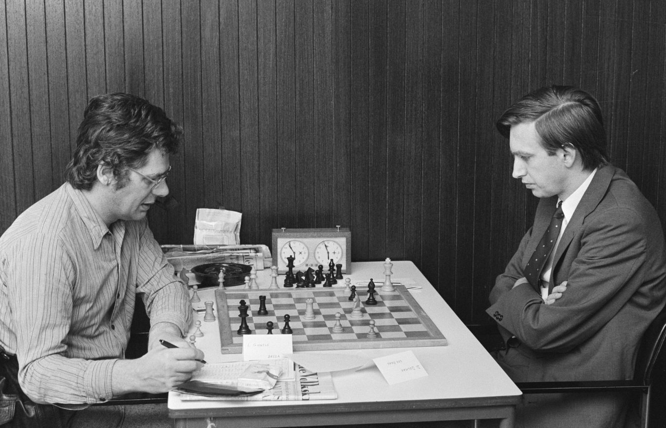 Lambert Giebels (links) tijdens het Hoogovenschaaktoernooi 1975 (CC0 - Anefo - wiki)