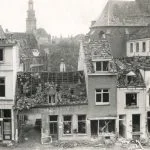 Gevels van huizen aan de Rozengracht in Zutphen, na het bombardement, foto uit 1945 (CC BY-SA 4.0 - RCE - wiki)