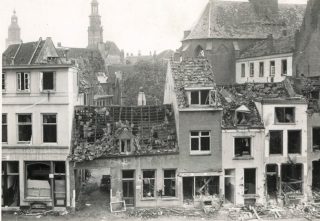 Gevels van huizen aan de Rozengracht in Zutphen, na het bombardement, foto uit 1945 (CC BY-SA 4.0 - RCE - wiki)