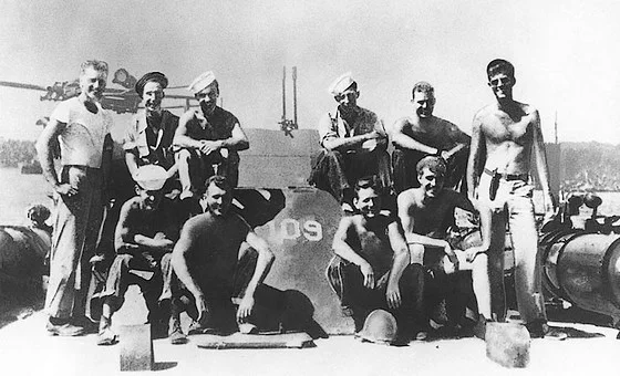 John F. Kennedy (staand rechts) met enkele andere bemanningsleden van motortorpedoboot PT-109 - Foto: US Navy