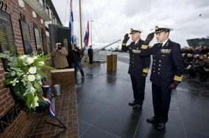 Commandant Zeestrijdkrachten en de groepsoudste van de onderzeedienst tijdens de kranslegging – Foto: Defensie