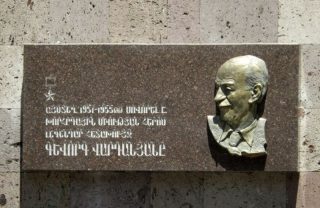 Plaquette ter nagedachtenis aan Gevork Vartanian (CC BY-SA 4.0 - Armineaghayan)