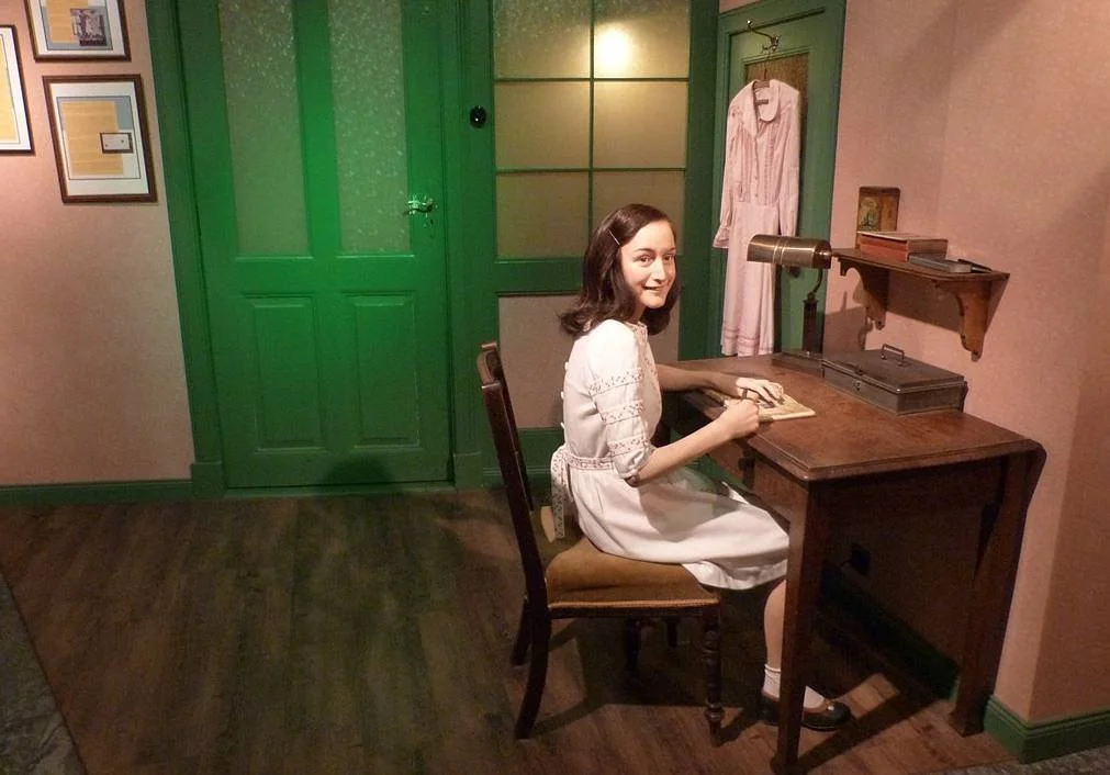 Beeld van Anne Frank bij Madame Tussauds (CC BY-SA 4.0 - Catatine - wiki)