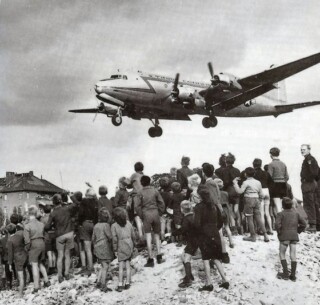 De Berlijnse luchtbrug (1948-1949) – De bevoorrading van West-Berlijn