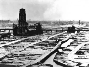 Ruïne van de Laurenskerk na het bombardement