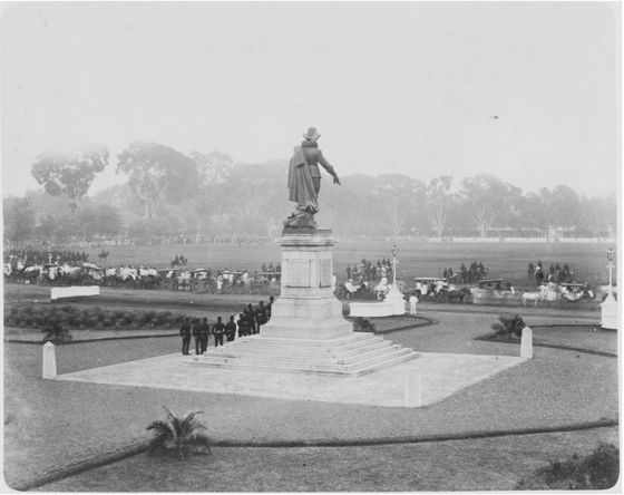 Militaire parade bij het standbeeld van Jan Pieterszoon Coen op het Waterlooplein in Batavia, 1898 - Tropenmuseum