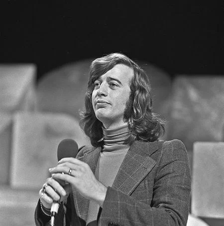 Robin Gibb in AVRO's TopPop, 1973 (CC BY-SA 3.0 - wiki - avro)