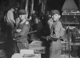 Kinderen in een fabriek (Lewis Hine, 1908)
