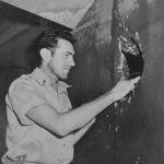 Zamperini onderzoekt een gat in de bommenwerper B-24 Liberator (1943)