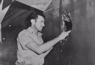 Zamperini onderzoekt een gat in de bommenwerper B-24 Liberator (1943)