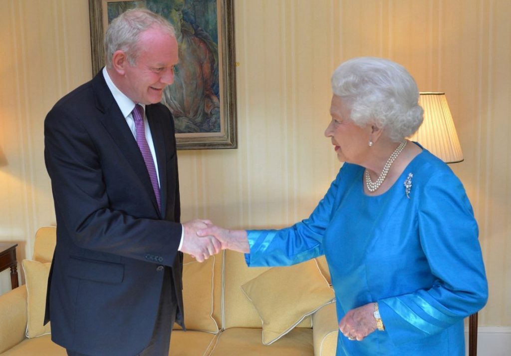 Latere ontmoeting tussen McGuinness en koningin Elizabeth, 2014 (CC BY 2.0 - Northern Ireland Office)