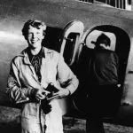 Amelia Earhart in 1937 voor haar Lockheed Electra