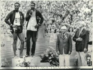 Collett en Matthews tijdens de ceremonie van 1972