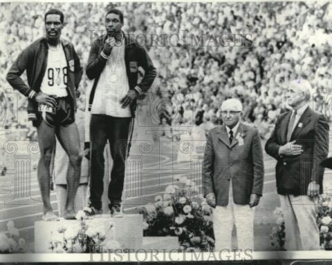 Collett en Matthews tijdens de ceremonie van 1972