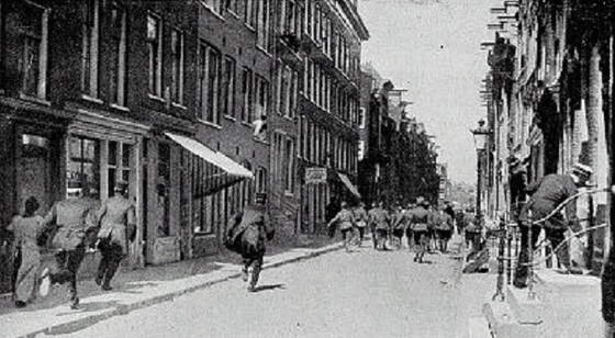 Politie in actie bij het Aardappeloproer in Amsterdam in 1917 (Bron: Wikimedia Commons)
