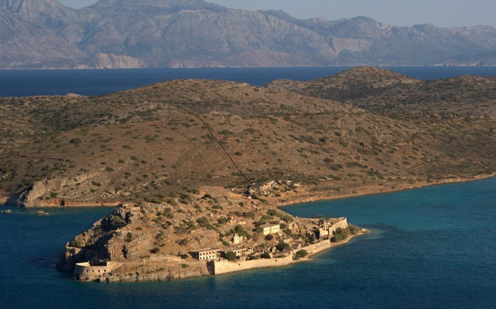 Het eiland Spinalonga vanuit de lucht. Het eiland ligt voor de kust van het veel grotere Griekse eiland Kreta. (CC BY-SA 3.0 - Ggia - wiki)