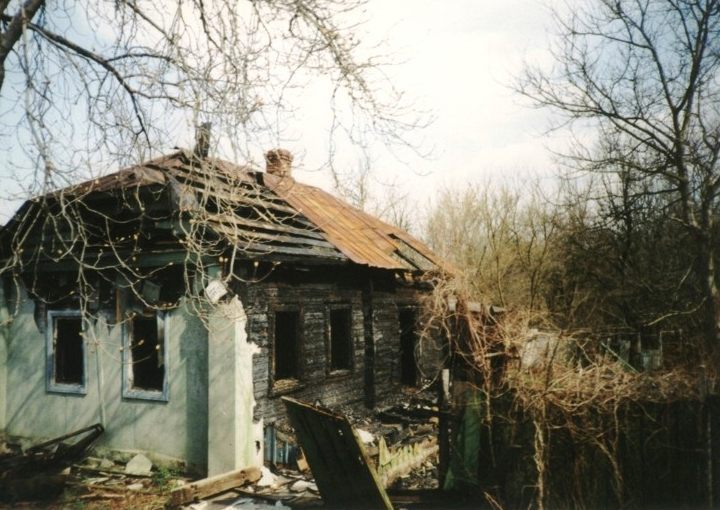 Een na de ramp verlaten huis nabij Tsjernobyl in 2001 (CC BY-SA 3.0 - slawojar - wiki)