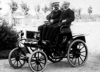 Heinrich Open in een Lutzmann Patentmotorwagen, 1899 (Publiek Domein - wiki) 