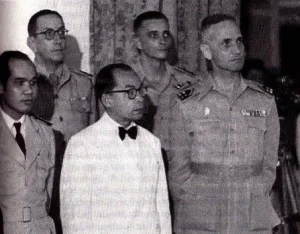 Van Langen, rechts, naast de Indonesische premier Hatta, ‘gewaardeerde tegenstander’, tijdens de opheffingsplechtigheid van het KNIL
