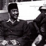 Soekarno na zijn arrestatie in Djokjakarta. ‘Meesterlijke foto’, stelt Goedkoop vast. ‘Van Langen en zijn troepen vieren de overwinning, maar zie de lach. Soekarno wist beter’