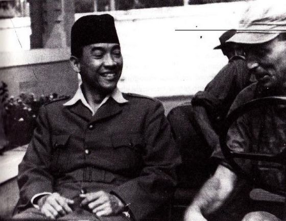 Soekarno na zijn arrestatie in Djokjakarta. ‘Meesterlijke foto’, stelt Goedkoop vast. ‘Van Langen en zijn troepen vieren de overwinning, maar zie de lach. Soekarno wist beter’