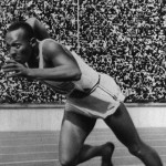 Jesse Owens tijdens de 200 meter