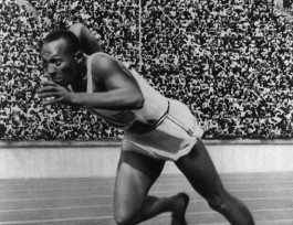 Jesse Owens tijdens de 200 meter sprint