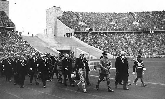 Hitler komt het stadion binnen tijdens de opening van de Olympische Spelen van 1936 - Bundesarchiv