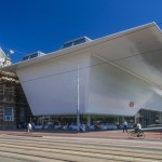 Stedelijk Museum Amsterdam - Het oude museumpand (1895) en het nieuwe, door Benthem Crouwel Architecten ontworpen, museumpand – Foto: John Lewis Marshall
