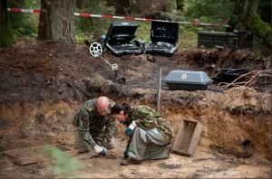 Leden van de Bergings- en Identificatiedienst van de Koninklijke Landmacht aan het werk op de begraafplaats – Foto: Herinneringscentrum Kamp Westerbork