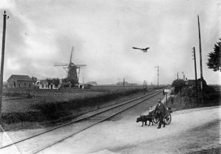 Foto uit het Spaarnestad-archief - Een foto uit het archief: Hondenkar bij een spoorwegovergang, 1911 (Publiek Domein - Nationaal Archief - wiki)