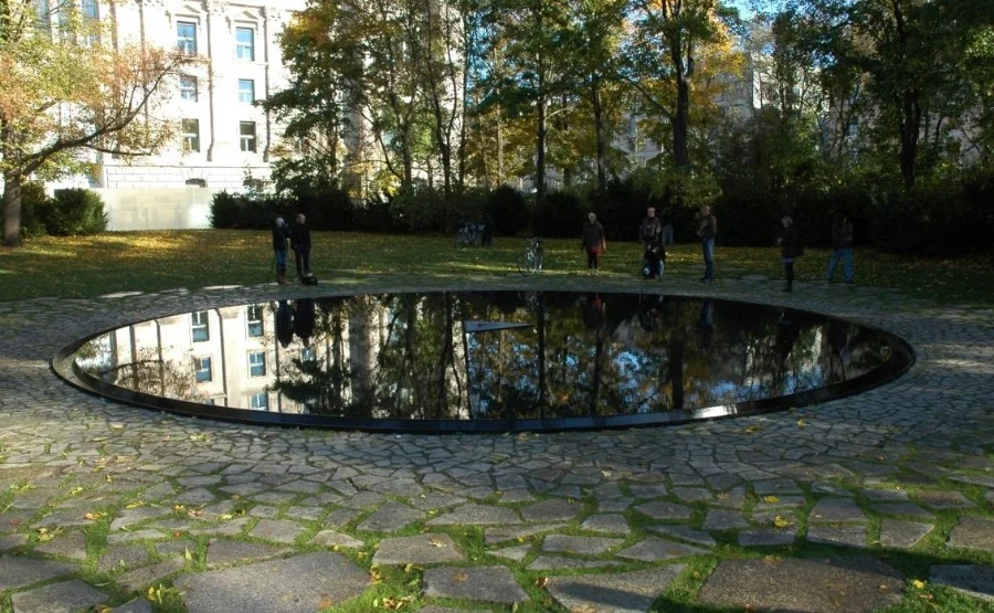 Monument voor de Sinti en Roma van Europa (CC BY 4.0 - Rolf Krahl - wiki)