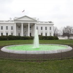 Witte Huis met een groene fontein naar aanleiding van Saint Patricks Day, 2009 - cc