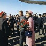President John F. Kennedy en Jacqueline Kennedy op de luchthaven Love Field in Dallas, enkele uren voor de aanslag - Foto: Cecil W. Stoughton