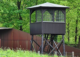 Replica van een wachttoren bij de ingang van Herinneringscentrum Kamp Amersfoort