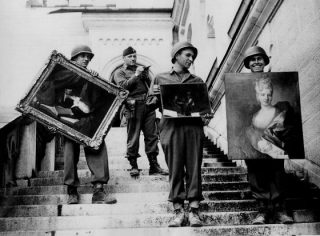 Monumentenofficier James Rorimer bij slot Neuschwanstein, een opslagplaats van de nazi’s voor geroofde kunst – Bron: U.S. National Archives