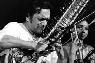 Ravi Shankar tijdens een optreden op Woodstock, 1969