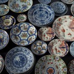 Een breed assortiment Delftse borden en schotels – 18e eeuw – (Collectie Gemeentemuseum Den Haag - Foto: Erik en Petra Hesmerg)