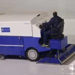 Frank Zamboni - Foto van een willekeurige ijsdweilmachine - cc/ Myrabella