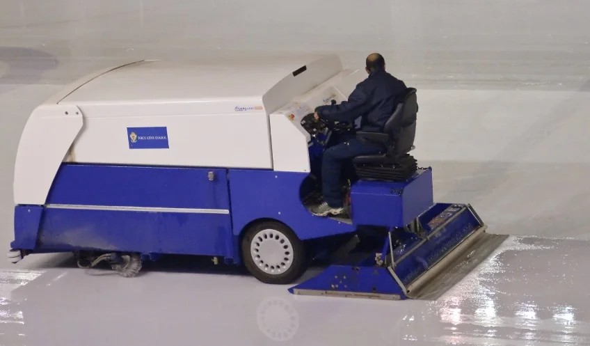 Frank Zamboni - Foto van een willekeurige ijsdweilmachine - cc/ Myrabella