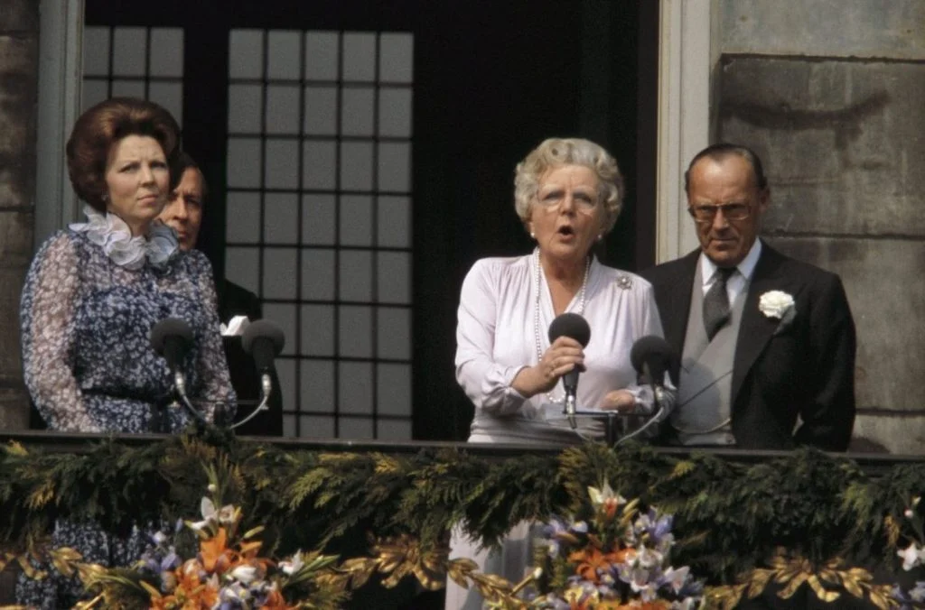 Juliana en Beatrix tijdens de troonswisseling (CC0 - Rob Croes - Anefo - wiki)