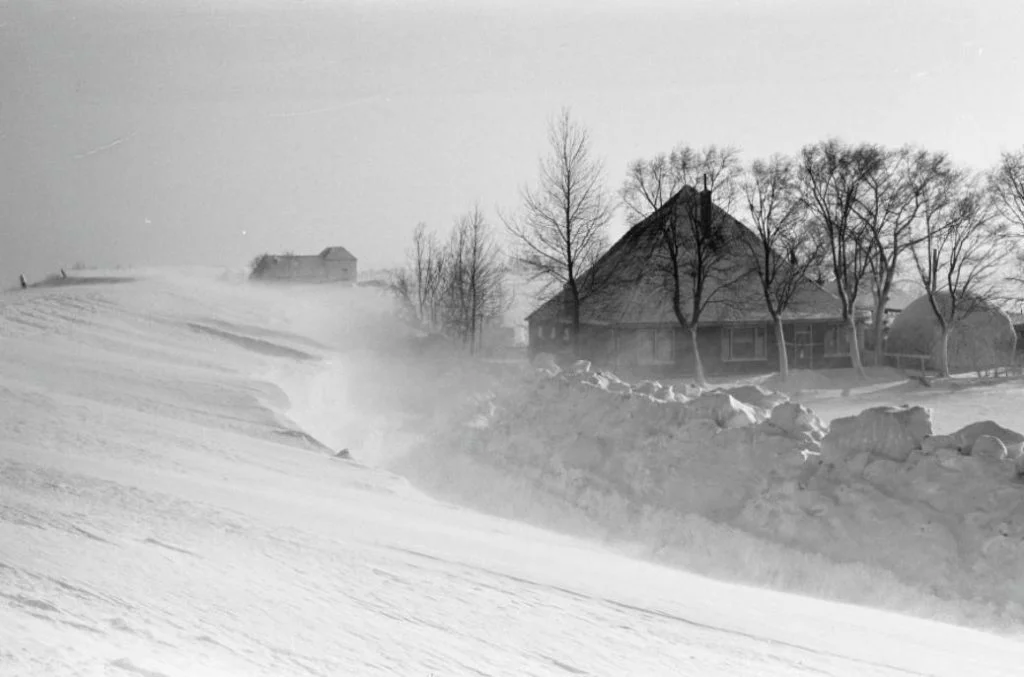 Weg langs de dijk bij Marken en Volendam in de winter van 1962-63