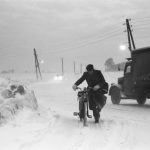 Stuifsneeuw op de weg van Velsen naar Amsterdam, januari 1963