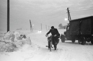 Stuifsneeuw op de weg van Velsen naar Amsterdam, januari 1963