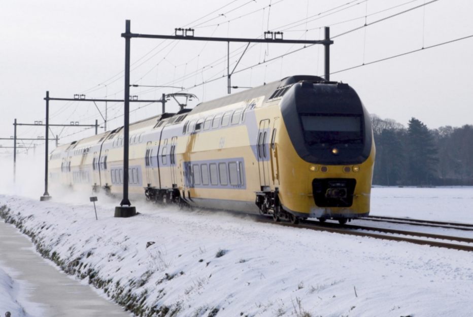 Moderne trein in de sneeuw (CC BY 2.0 - Joost J. Bakker - wiki)