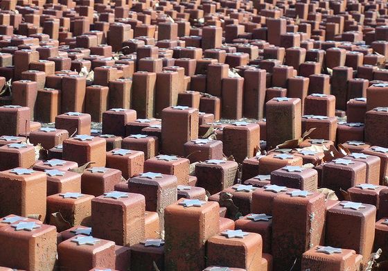 Monument van de 102.000 stenen in voormalig Kamp Westerbork, ter herinnering aan de 102.000 Joden en enkele honderden Roma en Sinti die van Westerbork naar de vernietigingskampen werden gebracht – Foto: CC/Onderwijsgek