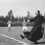 Bisschop Bekkers aan de bal tijdens het Concordia toernooi, 1 juni 1957 – © Collectie Katholiek Documentatie Centrum, Het Geheugen van Nederland.